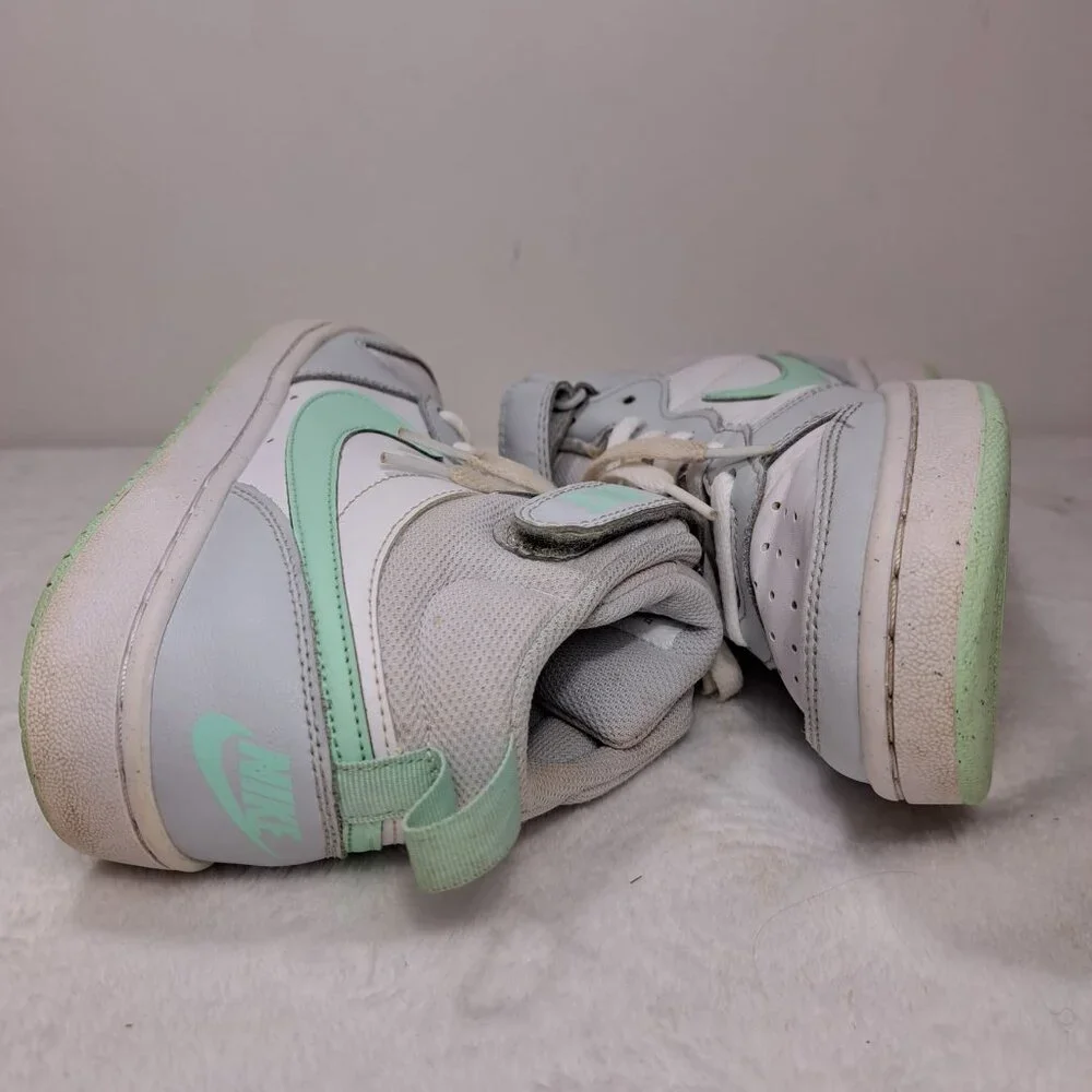 Nike Boys Court‎ Borough Mid 2 CD7782-011 White Basketball Shoes Sneakers Sz 5Y